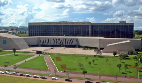 STJ decide que planos de saúde não são obrigados a cobrir condutas fora da lista da ANS