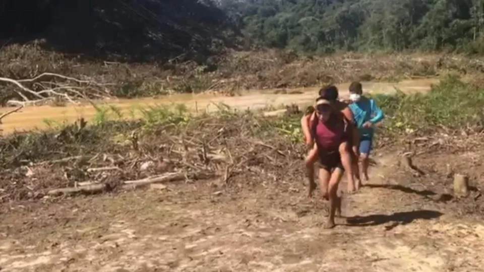Indígena carrega irmã grávida picada por cobra durante 2h para buscar ajuda na Terra Yanomami, em Roraima