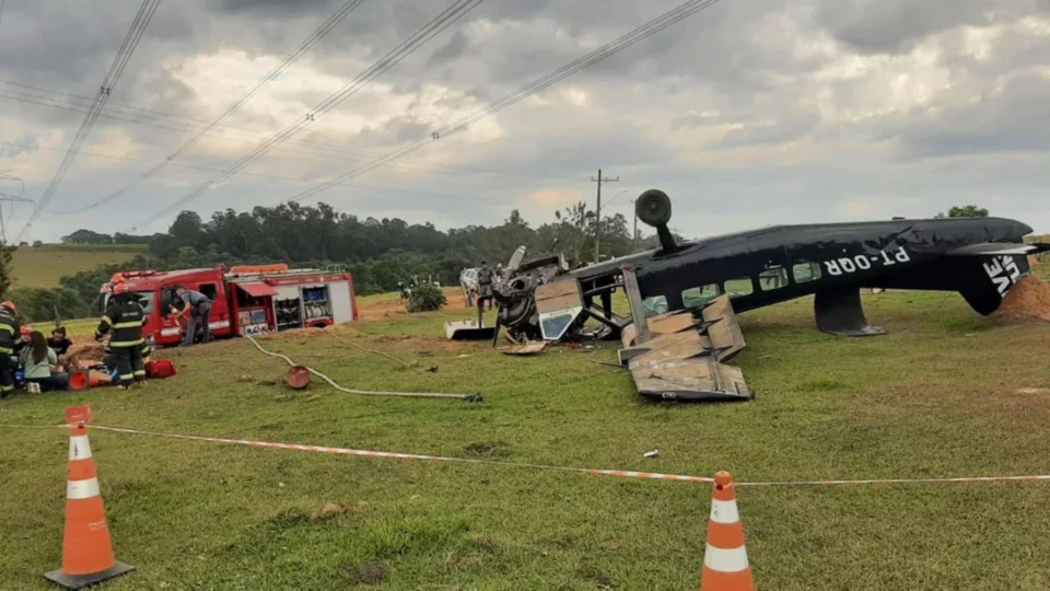 Duas pessoas morrem após avião usado por paraquedistas realizar pouso de emergência em São Paulo