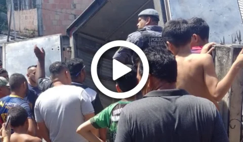 VÍDEO: caminhão desgovernado invade casa e motorista fica preso nas ferragens na Zona Norte de Manaus