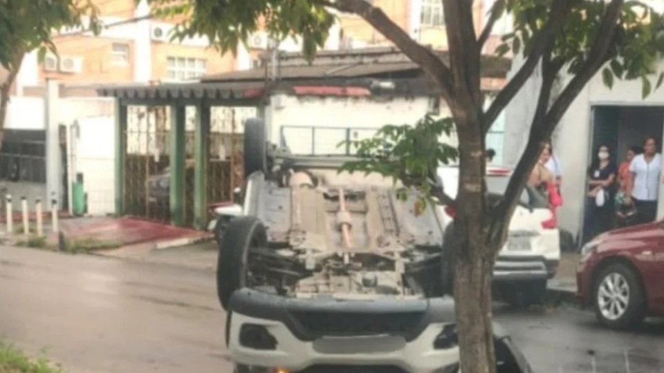 Motorista de aplicativo dorme no volante e capota em avenida da Zona Centro-Sul de Manaus