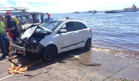 Após perseguição, veículo roubado cai em rio no Porto da Ceasa, em Manaus