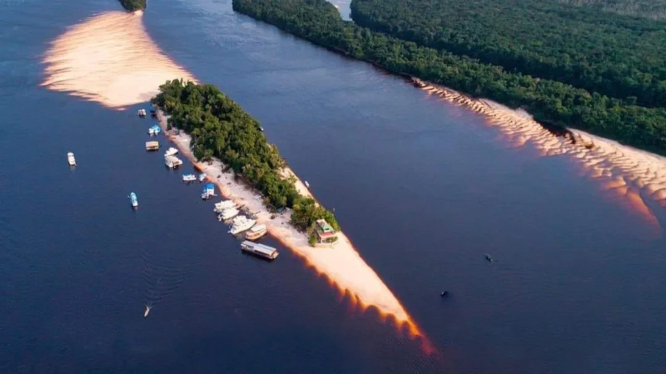 Verão amazônico: conheça a Praia Grande de Barcelos, no Amazonas