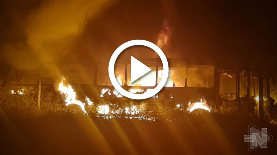 VÍDEO: ônibus escolares são incendiados no Amazonas