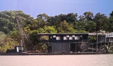 Ativistas ambientais denunciam permanência de balsa e draga de garimpo em área de conservação no AM, diz entidade