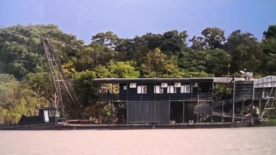 Ativistas ambientais denunciam permanência de balsa e draga de garimpo em área de conservação no AM, diz entidade