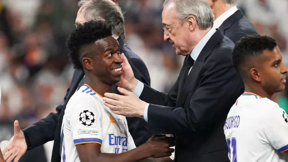 Presidente do Real Madrid enche Vinícius Júnior de elogios às vésperas de assinatura de contrato