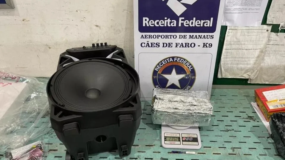 Encomendas: RF encontra drogas escondidas em caixas acústicas e bonecas nos Correios, em Manaus