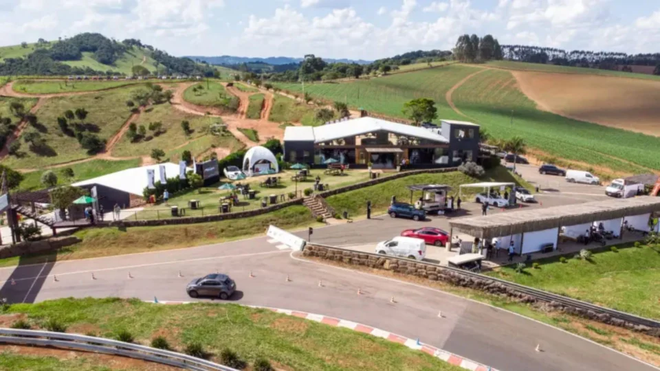 Parque temático de carros e motos é inaugurado em São Paulo