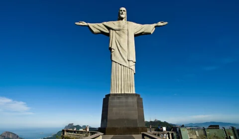 Bolsonaro assina acordo que permite livre acesso ao Cristo Redentor e parte das receitas de ingressos à igreja católica