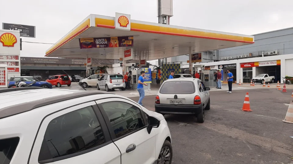 VÍDEO: posto de combustível vende litro da gasolina a R$ 5,88, em Manaus; motoristas formam longa fila