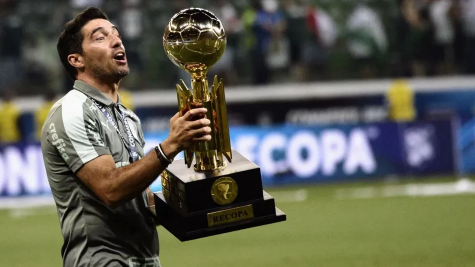 Abel Ferreira é eleito melhor técnico português que trabalha fora do país