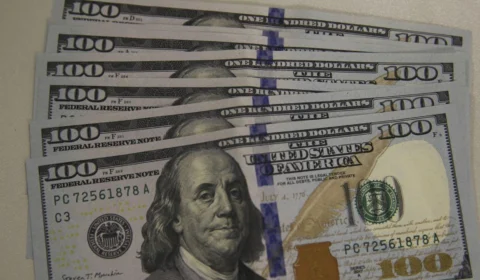 Dólar fecha estável e bolsa cai 0,91% em dia instável