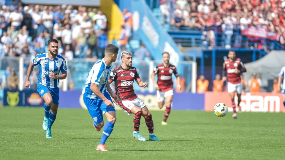 Flamengo recebe Atlético/GO com missão de manter sequência de vitórias no Brasileirão neste sábado, 20