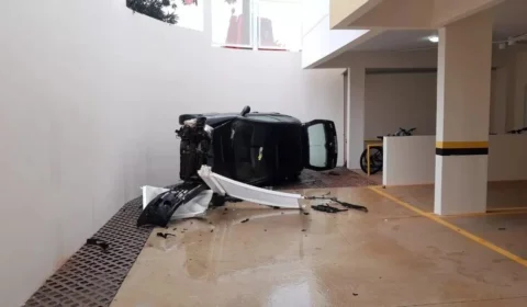 Mulher pula de carro antes de veículo cair de uma altura de 3 metros em estacionamento de condomínio, em Santa Catarina