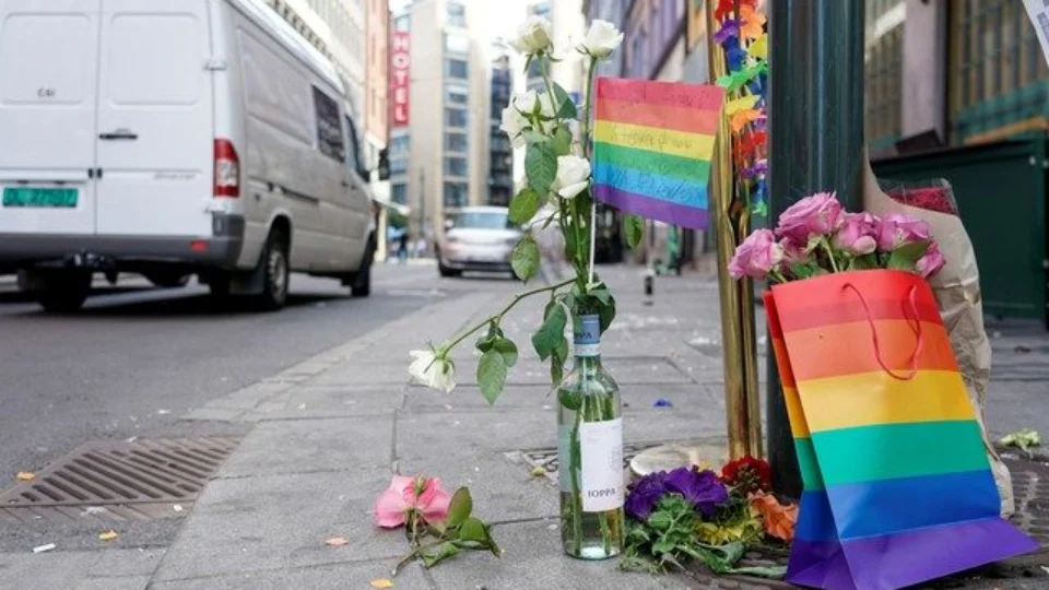 Ataque em bar gay é investigado como atentado terrorista, em Oslo