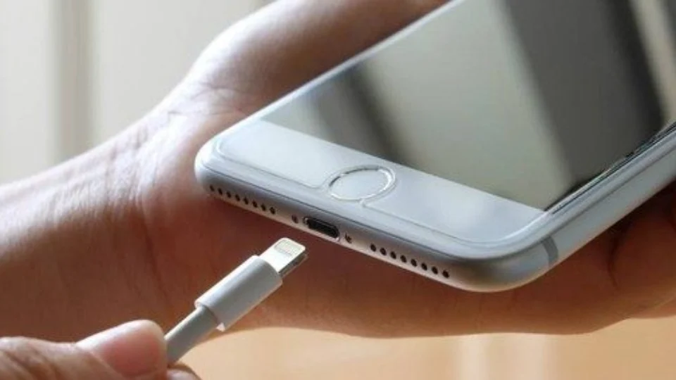 iPhone 15 deve abandonar cabo da Apple e adotar padrão USB-C