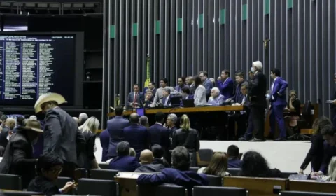 PEC dos benefícios, que permite ao governo criar pacote social pré-eleitoral, é aprovada em 2º turno na Câmara