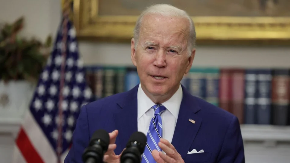 Biden sanciona lei que limita acesso a armas nos EUA