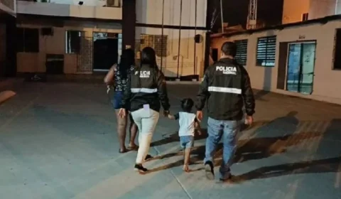 Mulher é presa ao tentar vender filha de 2 anos em anúncio na internet, no Equador
