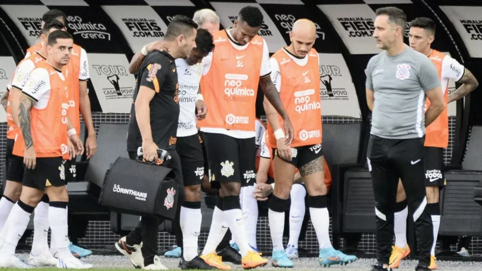 Paulinho sofre lesão no joelho esquerdo e fica afastado do Corinthians por pelo menos seis meses