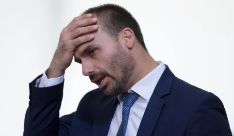 Justiça condena Eduardo Bolsonaro a pagar R$ 25 mil a Omar Aziz por publicação insinuando pedofilia