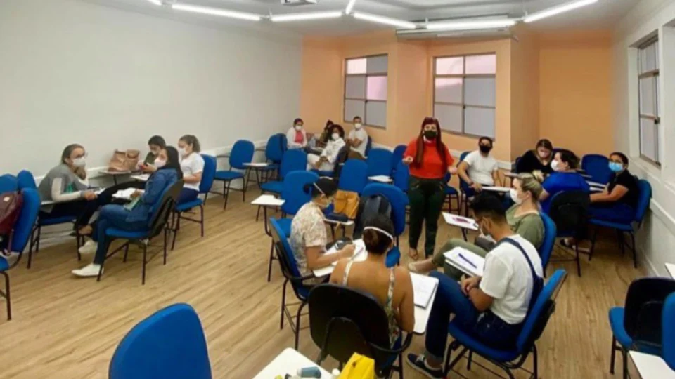 Instituição de ensino promove palestra sobre saúde e cuidados farmacêuticos em Manaus