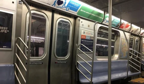 Passageiro prende calça em metrô e morre ao ser arrastado, em Nova York