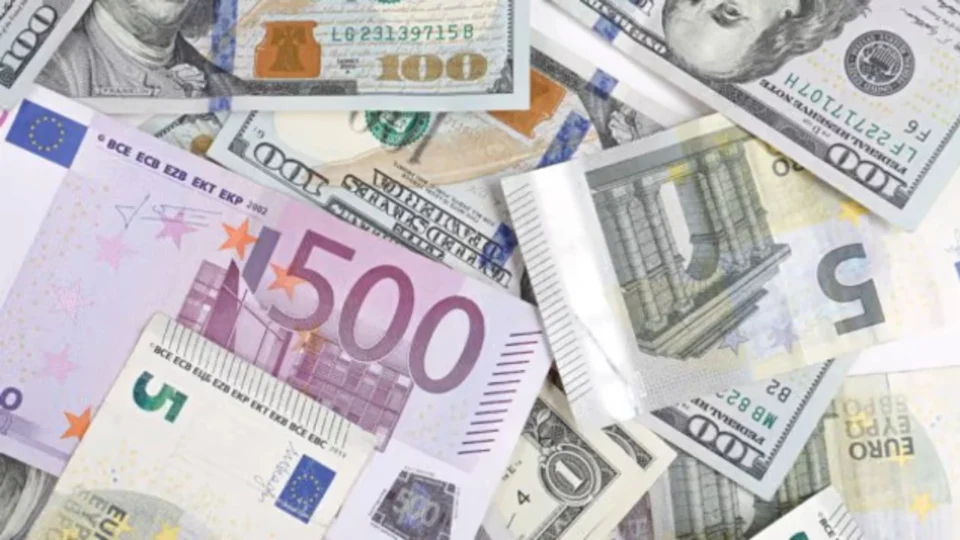 Euro e dólar custam o mesmo valor pela primeira vez na história