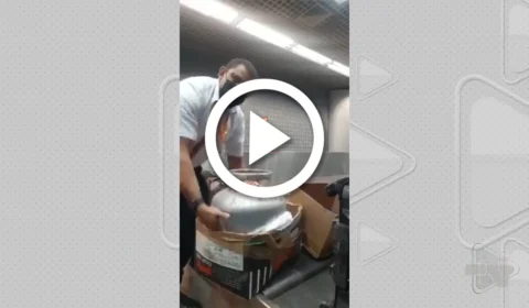 VÍDEO: mulher tenta despachar botijão de gás em voo em Recife