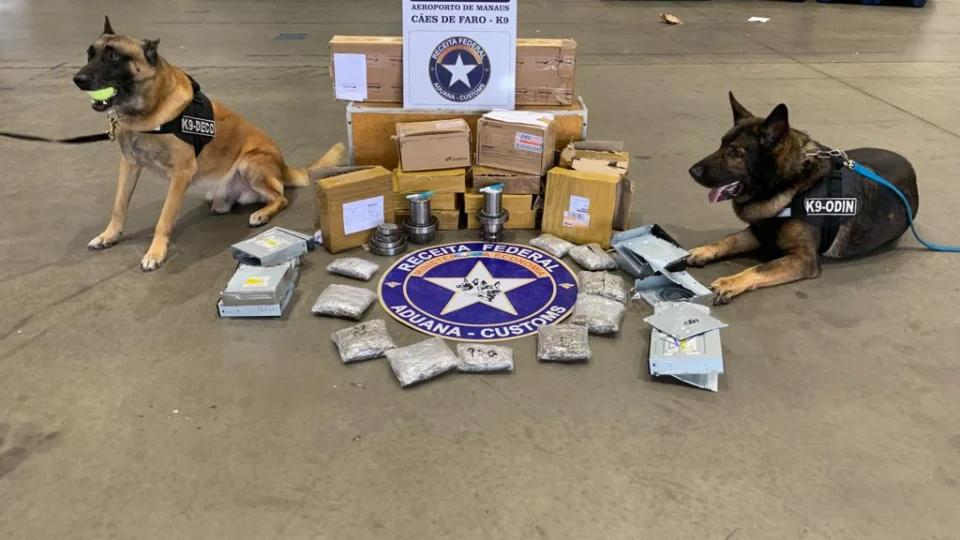 Drogas escondidas em peças de aço são apreendidas em aeroporto de Manaus