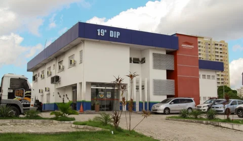 Policiais são atacados a pedradas por populares durante prisão de jovem na Zona Oeste de Manaus