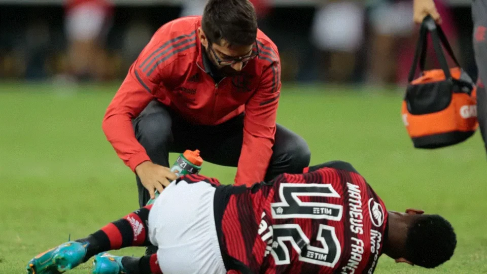 Matheus França fratura fíbula e fica fora dos jogos do Flamengo por pelo menos quatro meses