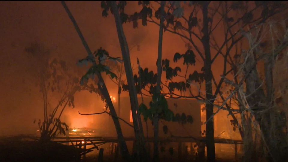 Dez casas são destruídas durante incêndio no bairro São Jorge, Zona Oeste de Manaus