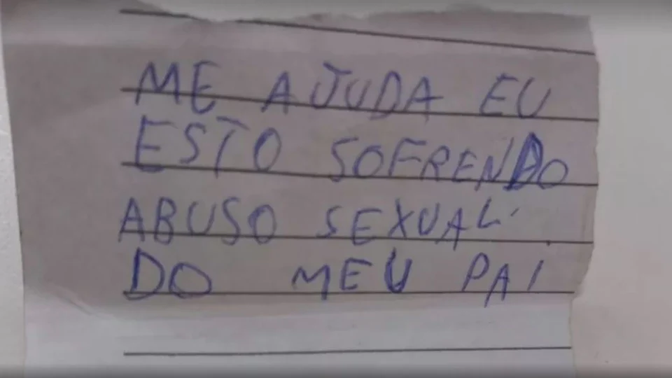 Criança de 10 anos entrega bilhete relatando ser vítima de abuso sexual ao monitor de transporte escolar, em SC: ‘me ajuda’