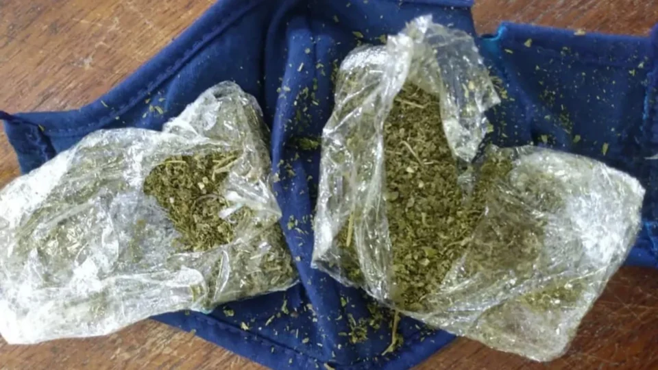 No Acre, mulher é presa com maconha escondida na máscara de proteção
