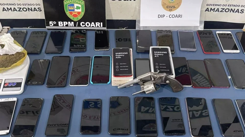 Quadrilha é presa com 36 celulares roubados, arma de fogo e drogas em Coari-AM