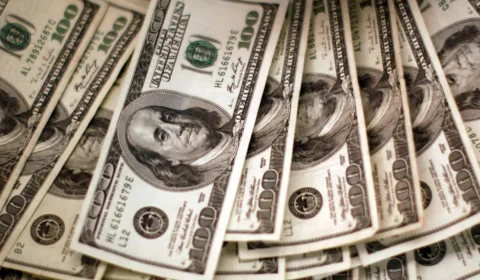 Dólar fecha a R$ 4,66 e tem menor valor em mais de dois anos