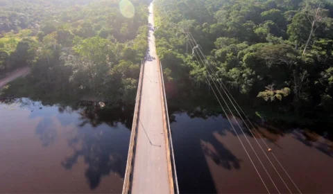 Avião de pequeno porte faz pouso forçado no Rio Urubu em Itacoatiara, no Amazonas