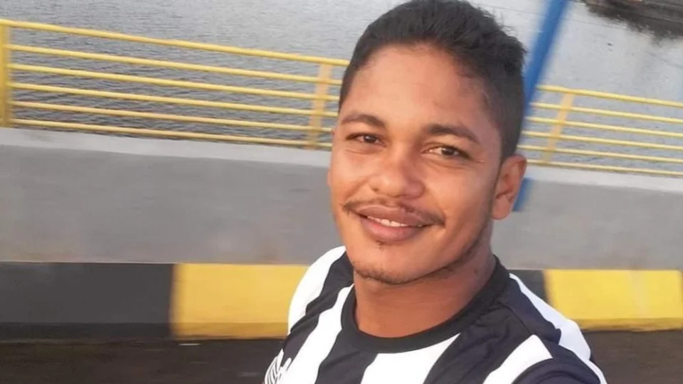 Jovem cai no rio e desaparece após levar paulada durante briga em barco, no Amazonas
