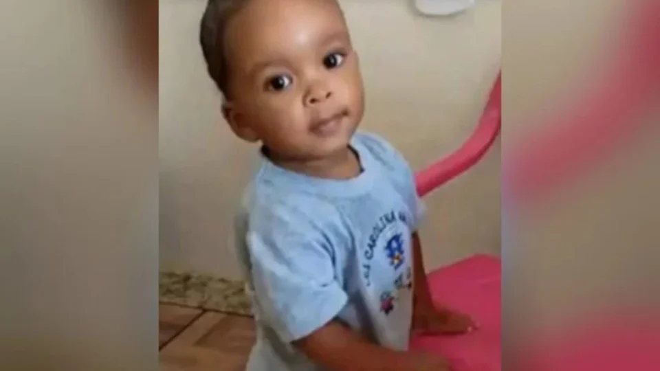 Corpo de bebê de 1 ano que morreu engasgada com maçã é exumado no Rio de Janeiro