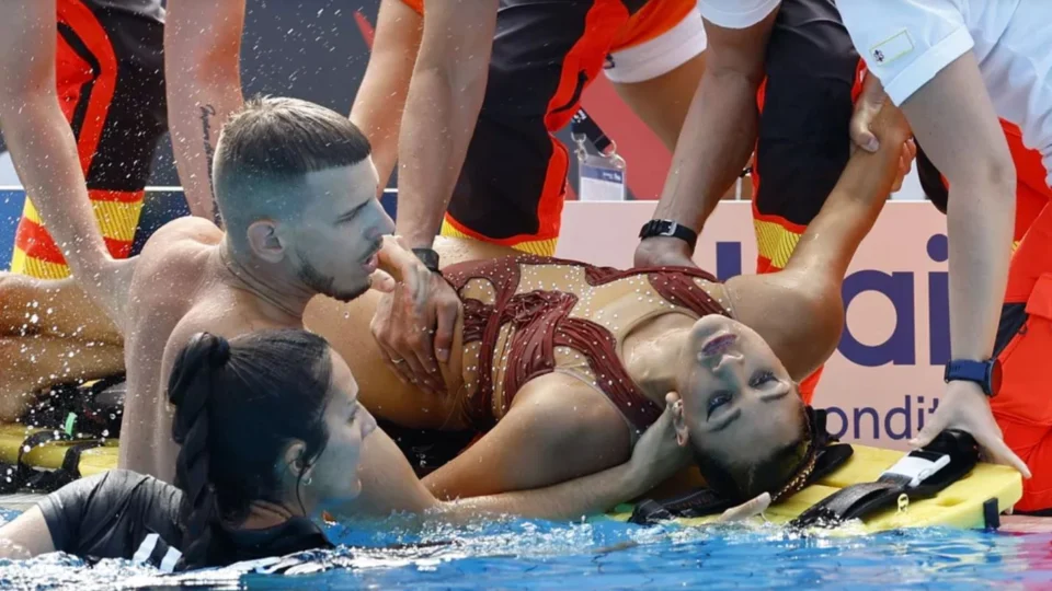 Atleta de natação desmaia na piscina e assusta participantes do Mundial de Esportes Aquáticos de Budapeste