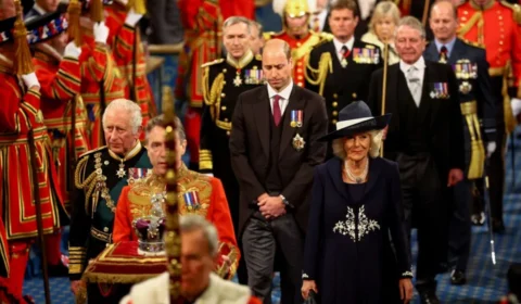 Príncipe Charles discursa no lugar da rainha Elizabeth II pela primeira vez no Palácio de Westminster