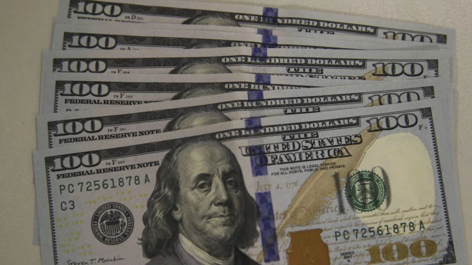 Ibovespa fecha em queda de 2,73%  e dólar encerra com alta de 2,46%, a R$ 5,112 nesta segunda-feira