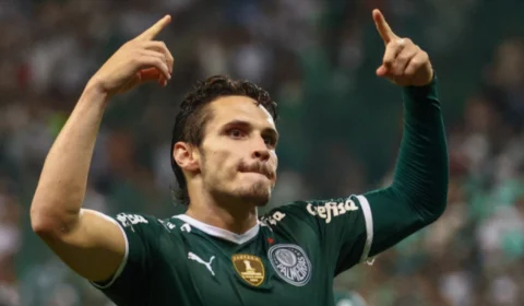 Com três de Raphael Veiga, Palmeiras goleia Independiente Petrolero por 5 a 0 e garante vaga nas oitavas da Libertadores