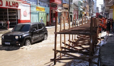 Após 4ª maior cheia, Rio Negro inicia processo de vazante e pontes começam a ser retiradas do Centro de Manaus