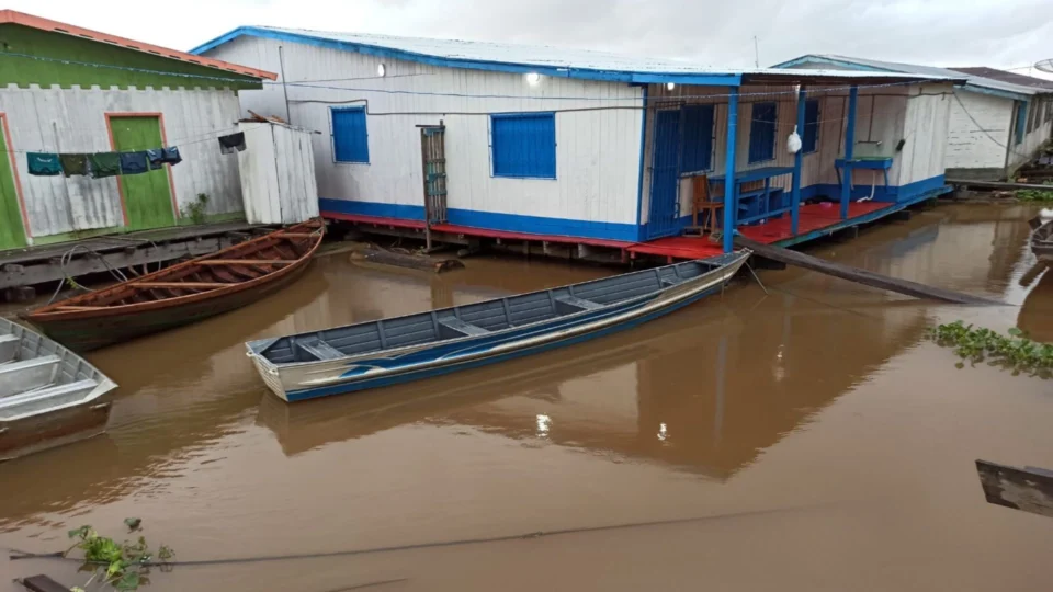 Manacapuru, no AM, decreta estado de emergência por conta da cheia do Rio Solimões