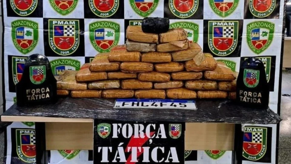 Cerca de 30 tabletes de drogas são apreendidos em oficina mecânica na Zona Norte de Manaus