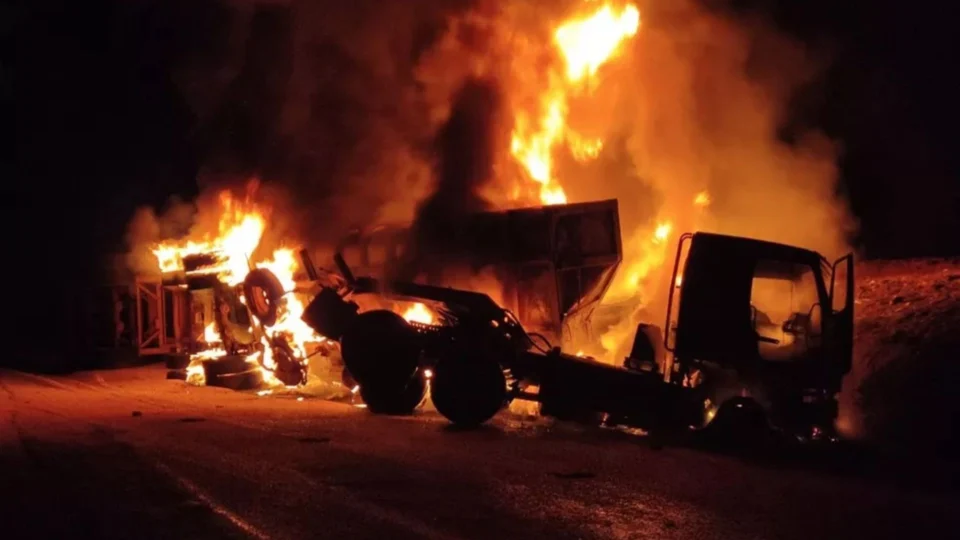 Motorista morre após caminhões pegarem fogo em Tocantins