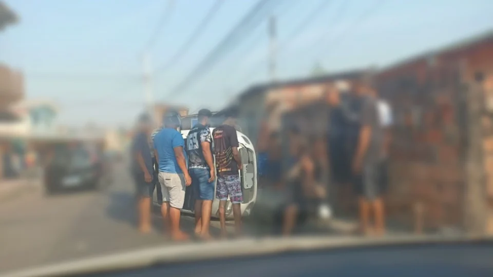 Carro capota e deixa pessoas feridas na Zona Leste de Manaus